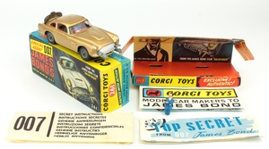 Corgi 261 james bond's aston martin yy572