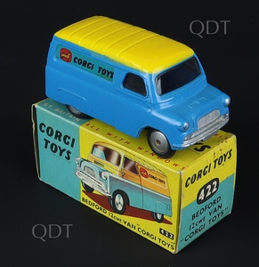 Corgi toys 422 bedford van corgi toys zz489