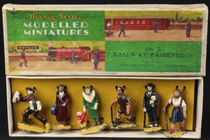 Hornby series modelled miniatures 3 railway passengers cc319