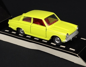 Dinky toys 133 ford cortina dd673 close up