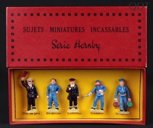 Hornby 10 figures station staff dd737 front