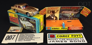 Corgi toys 261 james bond aston martin dd935 front
