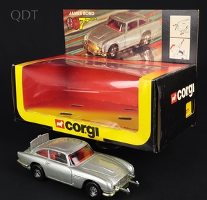 Corgi toys 271 james bond aston martin ee882 front