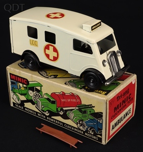 Tri ang minic 75m ambulance gg737 front