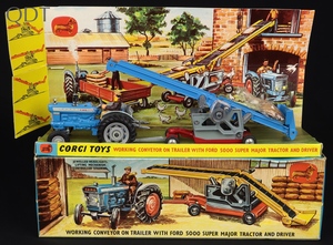 Corgi gift set 47 conveyor trailer ford super major tractor driver kk460 front