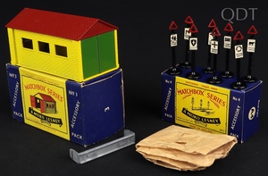 Matchbox no. 4  garage no. 3 road signs ll968 front